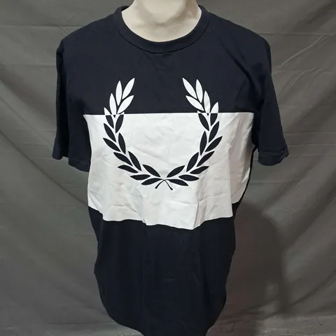 FRED PERRY TSHIRT IN BLACK/WHITE SIZE M