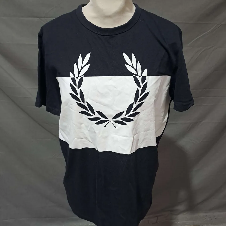 FRED PERRY TSHIRT IN BLACK/WHITE SIZE M