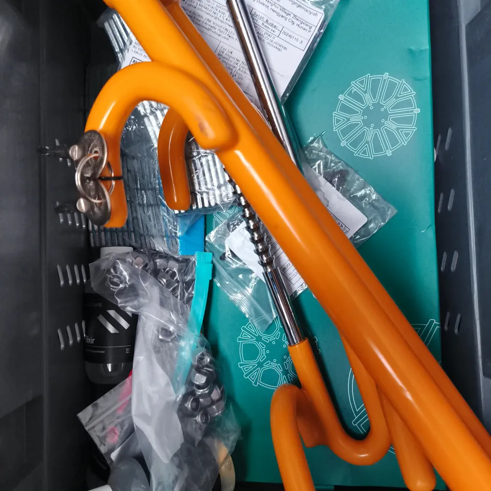 APPROXIMATELY 10 ASSORTED VEHICLE PARTS/ACCESSORIES TO INCLUDE WHEEL LOCK, GLASS EMULSION, ASTON MARTIN DECORATIONS ETC 