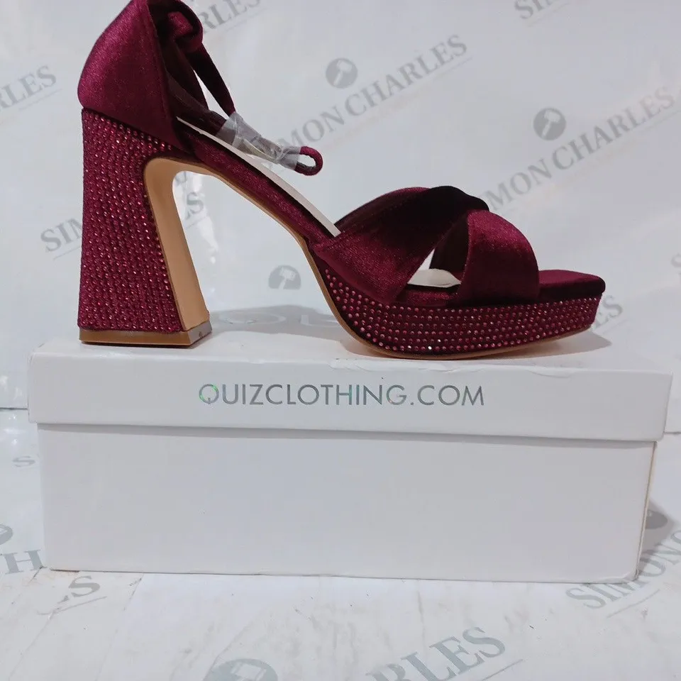 BOXED PAIR OF QUIZ OPEN TOE VELVET BLOCK HEEL SANDALS IN DEEP CHERRY COLOUR W. JEWEL EFFECT SIZE 6