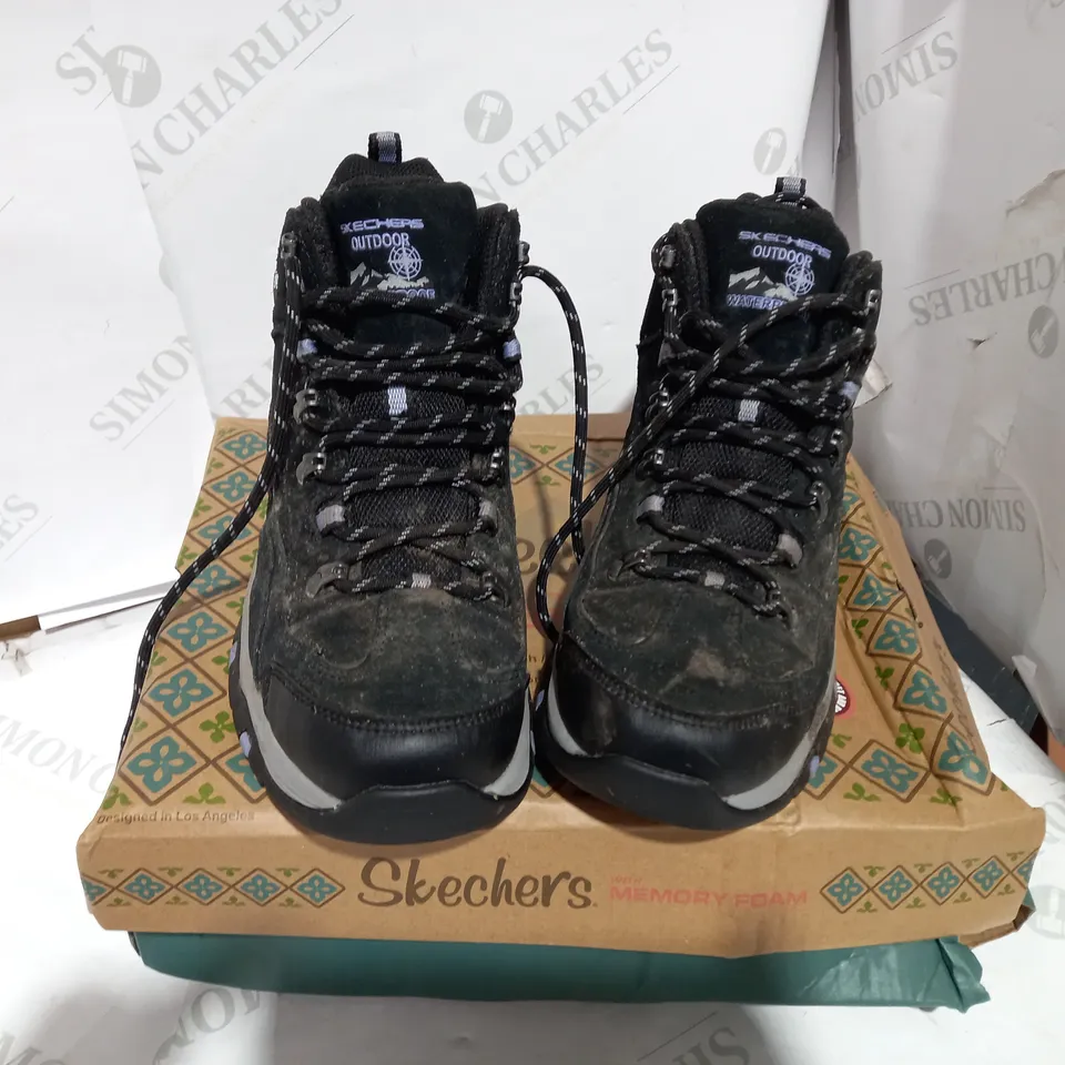 BOXED PAIR OF SKETCHER BLACK WINTER BOOT - SIZE 6