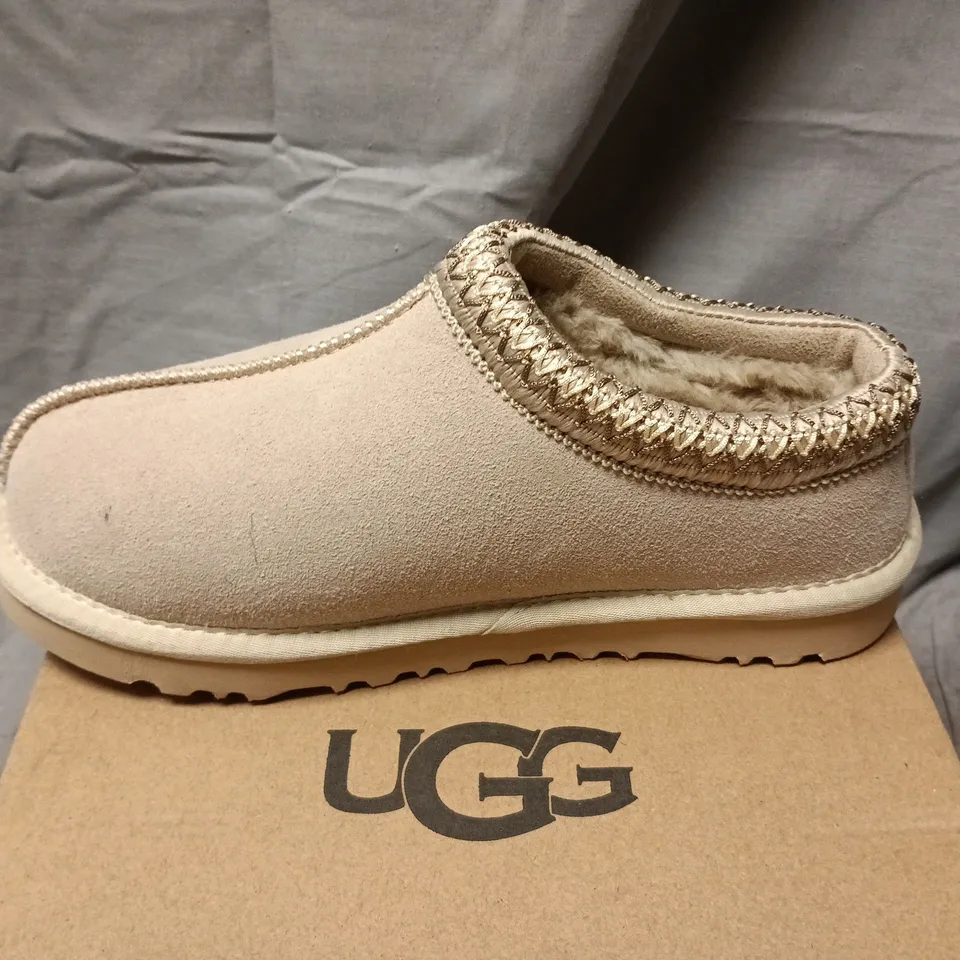 UGG WOMEN'S DAKOTA SLIPPERS – BEIGE SUEDE, SHEARLING TRIM, UK 6