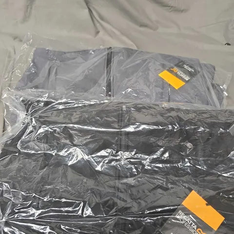 APPROXIMATELY 10 REGATTA WATER REPELLENT JACKETS IN VARIOUS SIZES 