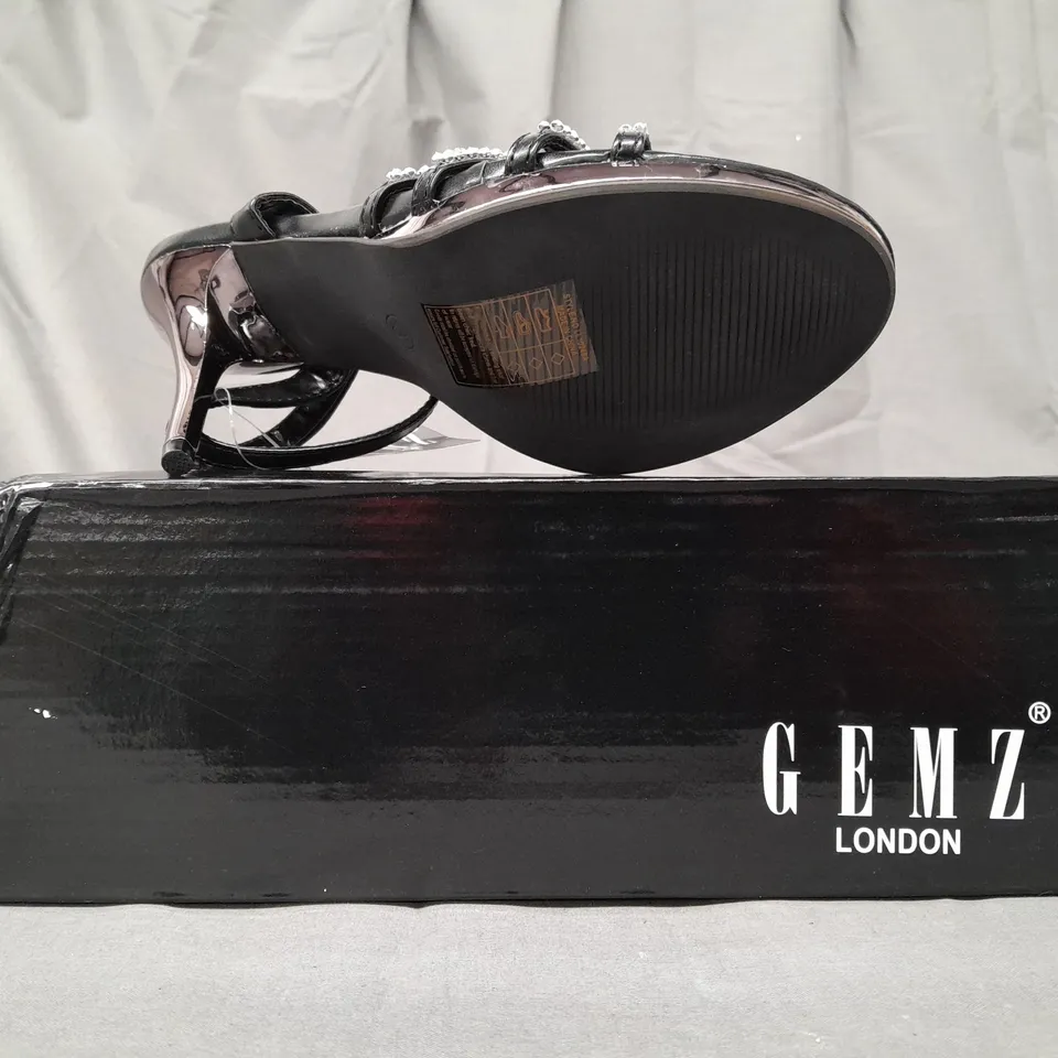 BOXED PAIR OF GEMZ LONDON OPEN TOE HIGH HEEL SANDALS IN BLACK/METALLIC SILVER W. JEWEL EFFECT SIZE 3