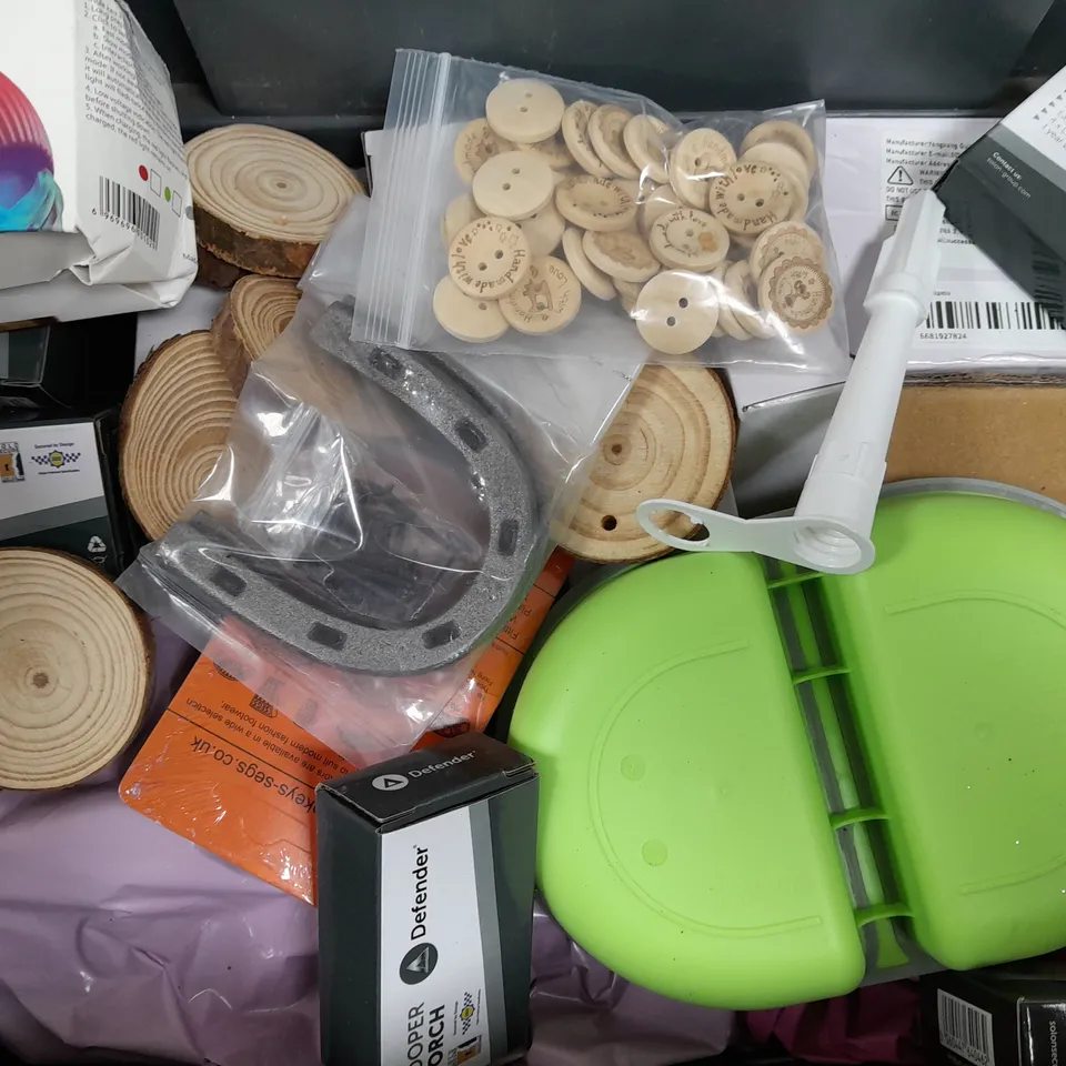 TOTE OF APPROXIMATELY 10 ASSORTED HOUSEHOLD ITEMS