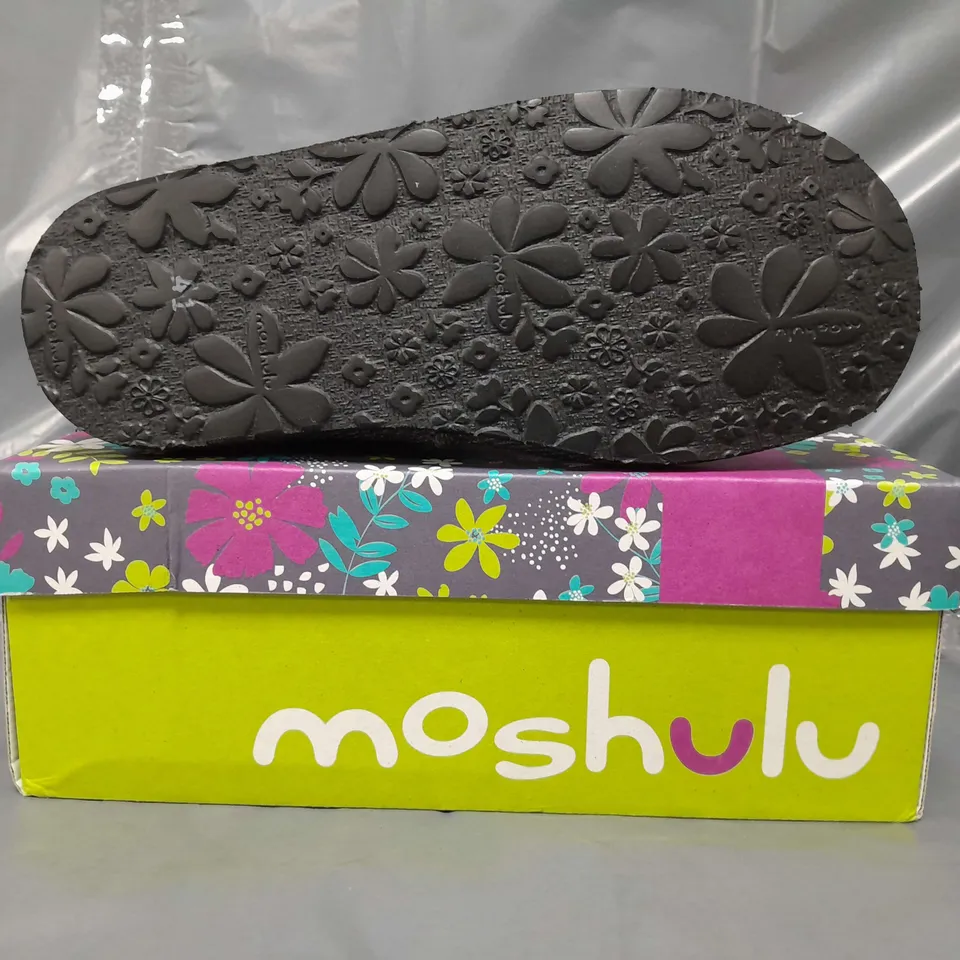 BOXED PAIR OF MOSHULU SLIPPERS IN MUTICOLOUR SIZE 7