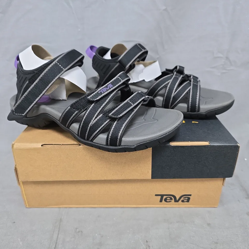 BOXED PAIR OF TEVA OPEN TOE STRAPPY SANDALS IN BLACK SIZE UK 6