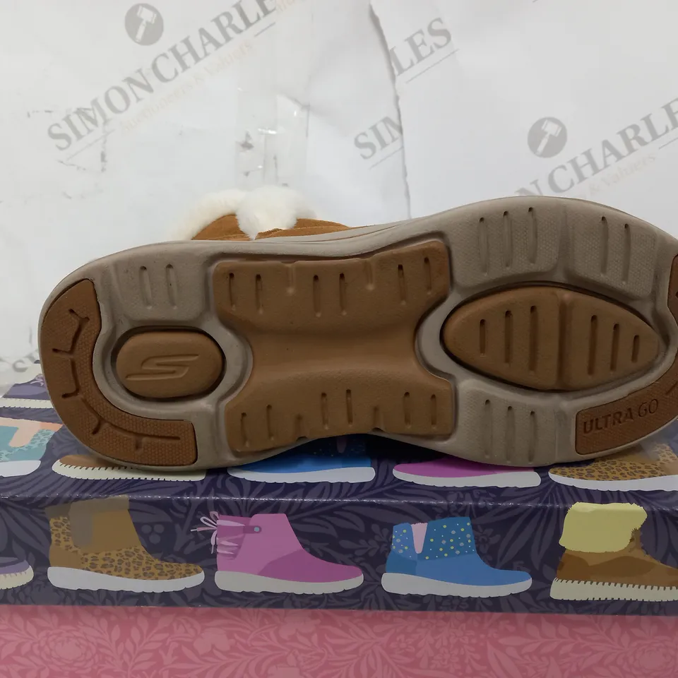 BOXED SKECHERS GLACIAL ULTRA COZYLY BOOTS, CHESTNUT - SIZE 4 