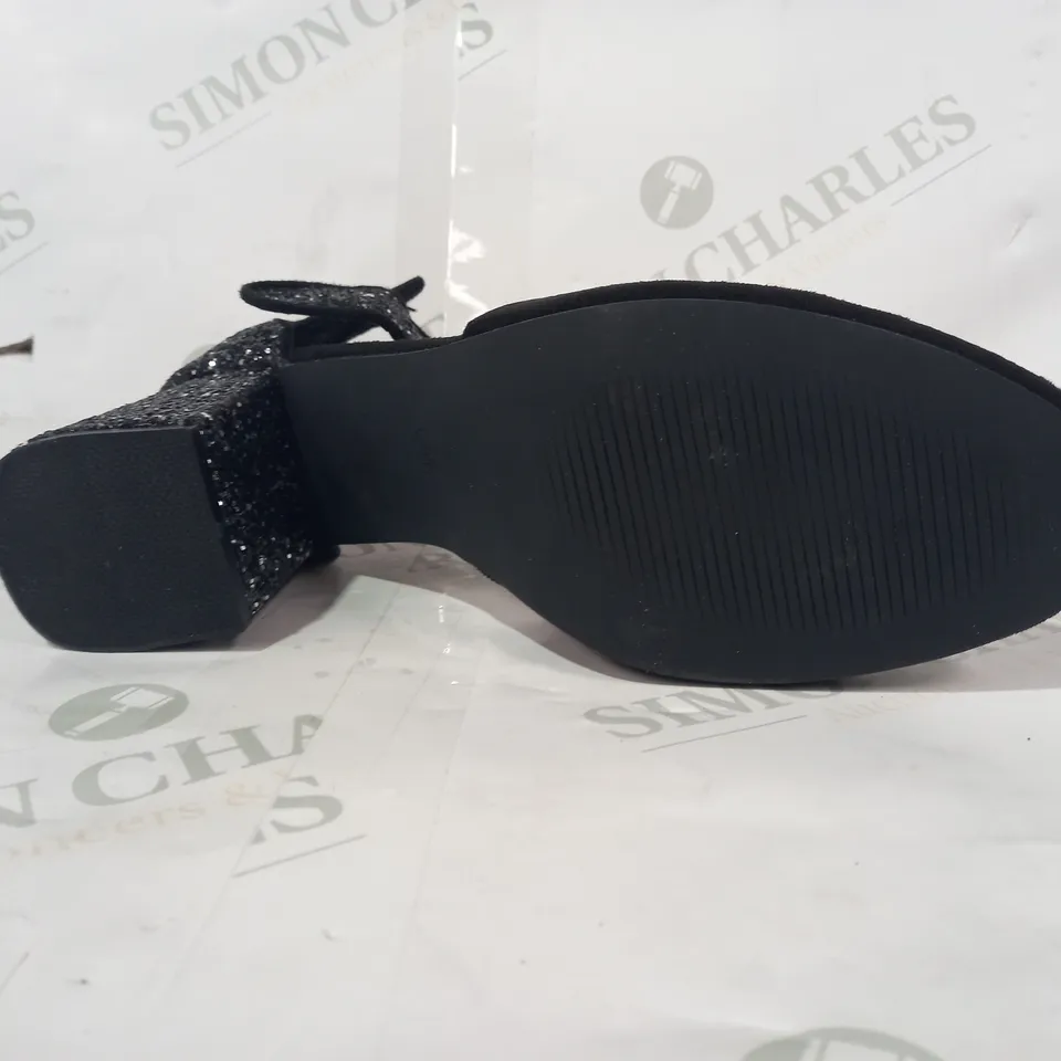 PAIR OF DESIGNER CLOSED TOE BLOCK HEELS IN BLACK W. COARSE GLITTER EFFECT EU SIZE 39