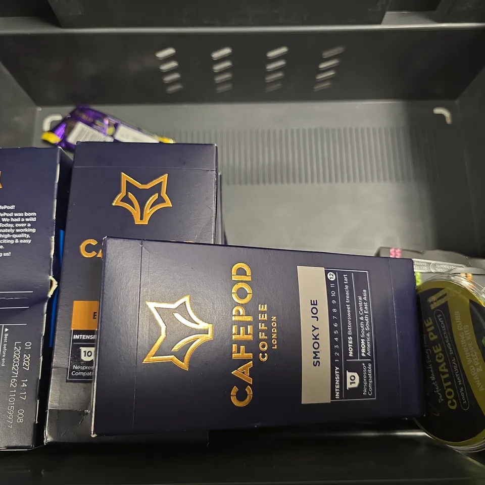 APPROXIMATELY 15 ASSORTED FOOD & DRINK ITEMS TO INCLUDE - CAFEPOD COFFEE DAILY GRIND , PACT COFFEE DECAF ARAPONGA , BARISTA CINNAMON ETC