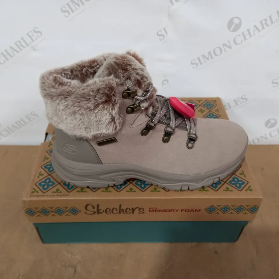 BOXED PAIR OF SKECHERS - SIZE 4.5