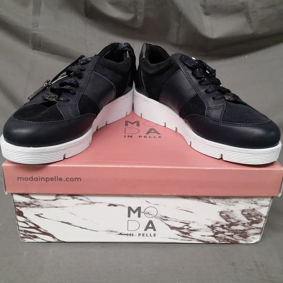 BOXED PAIR OF MODA IN PELLE AMBIENNE LEATHER WEDGE TRAINERS WITH SIDE ZIP IN NAVY EU SIZE 37