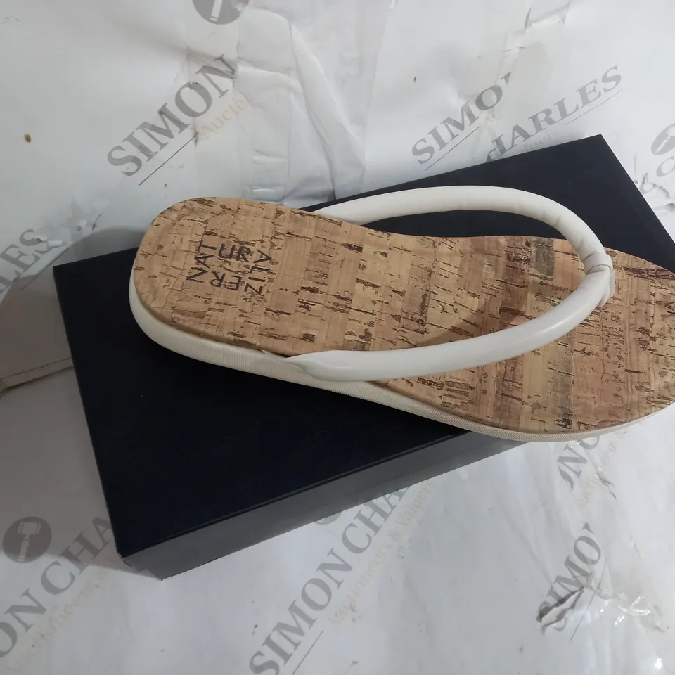 BOXED PAIR OF NATURALIZER SANDALS IN WHITE SIZE 6.5