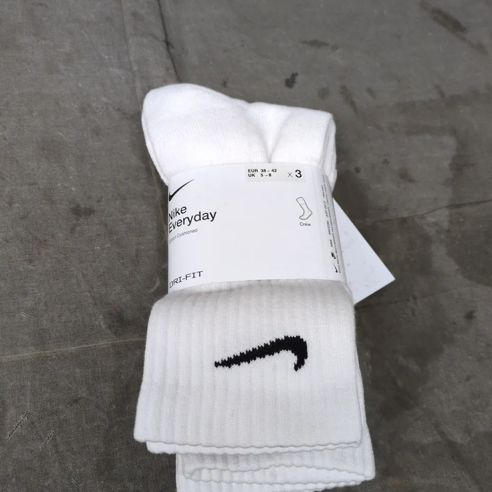 NIKE EVERYDAY CREW SOCKS – WHITE, UK 5-8 DRI-FIT