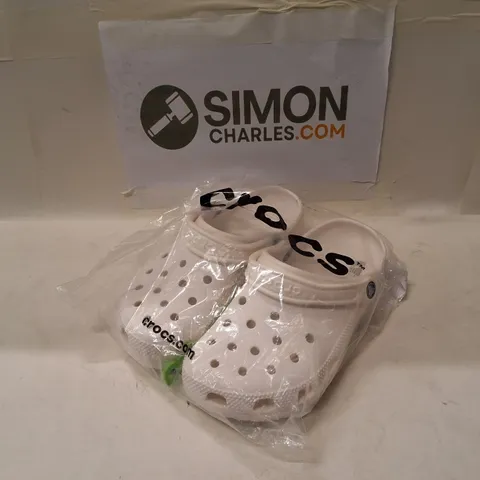 CROCS CLASSIC WHITE ROOMY FIT CLOGS – UNISEX, UK MEN 5 / WOMEN 6 (EU 38-39)