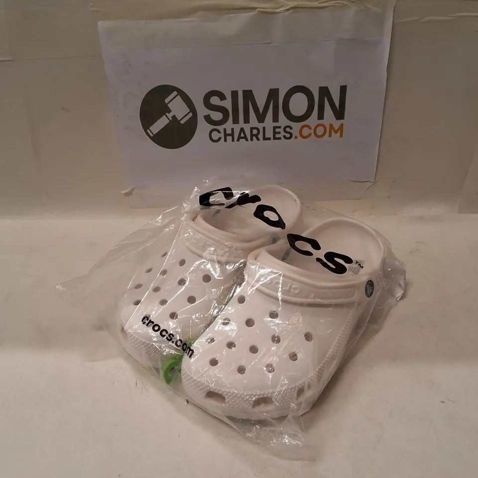 CROCS CLASSIC WHITE ROOMY FIT CLOGS – UNISEX, UK MEN 5 / WOMEN 6 (EU 38-39)