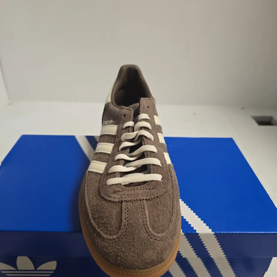 BOXED PAIR OF ADIDAS HANDBALL SPEZIAL W BROWN SUEDE SNEAKERS – UK 8
