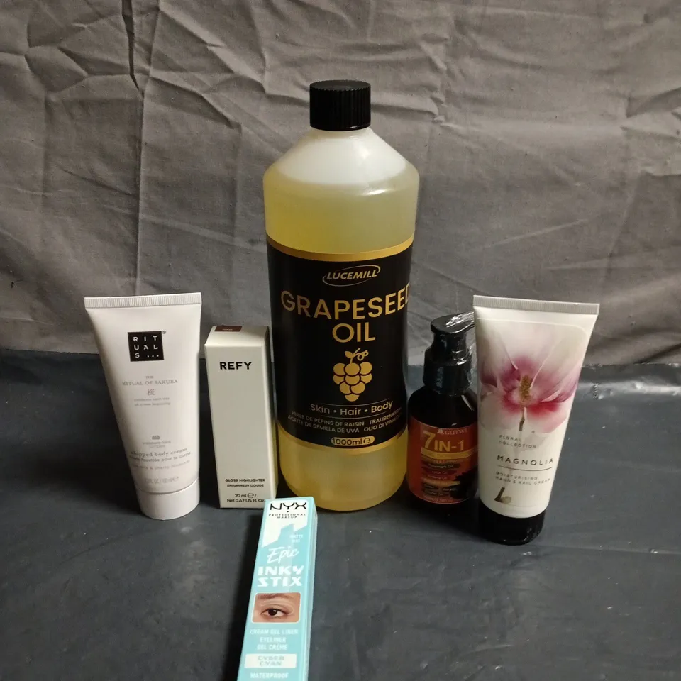 APPROXIMATELY 20 ASSORTED HEALTH AND BEAUTY PRODUCTS TO INCLUDE NYX INKY STIX - RITUALS BODY CREAM AND REFY GLOSS HIGHLIGHTER