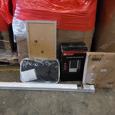 PALLET OF ASSORTED ITEMS INCLUDING: DEHUMIDIFIER, ELECTRIC BLANKET, ROLLER BLINDS, TOILET SEAT, PICTURE FRAME