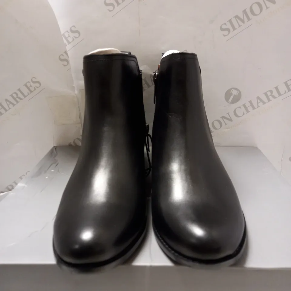 VIONIC JOY BLACK LEATHER BOOTS - SIZE 6.5