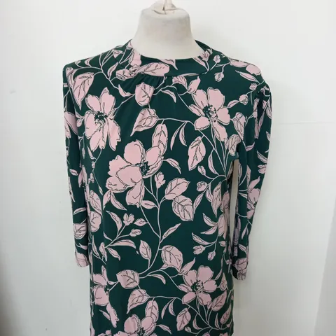 APPROXIMATELY 20 ASSORTED WOMEN CLOTHING IN VARIOUS SIZES TO INCLUDE KIM&CO, SKECHERS, AND MASAI FASHION