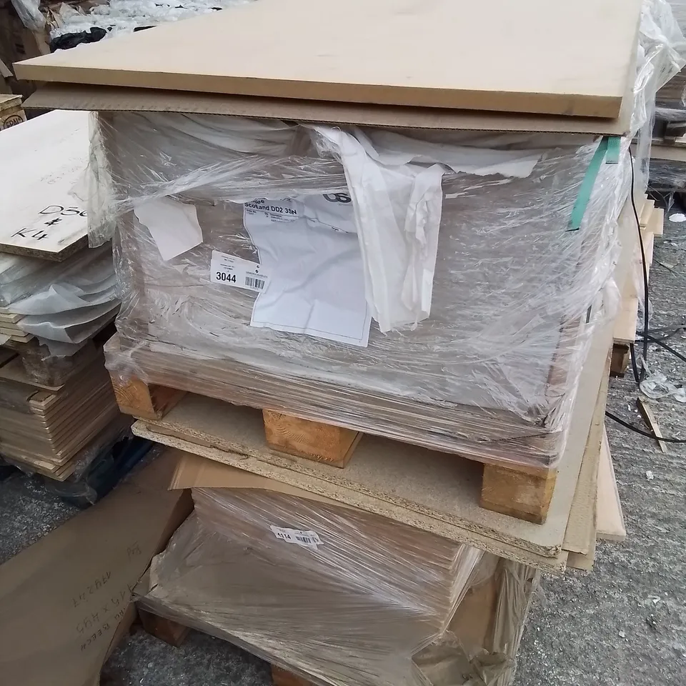 PALLET OF LARGE QUANTITY OF KITCHENS/BEDROOM REPLACEMENT CABINET DOOR/DRAWER/END PANELS IN ASSORTED SIZES