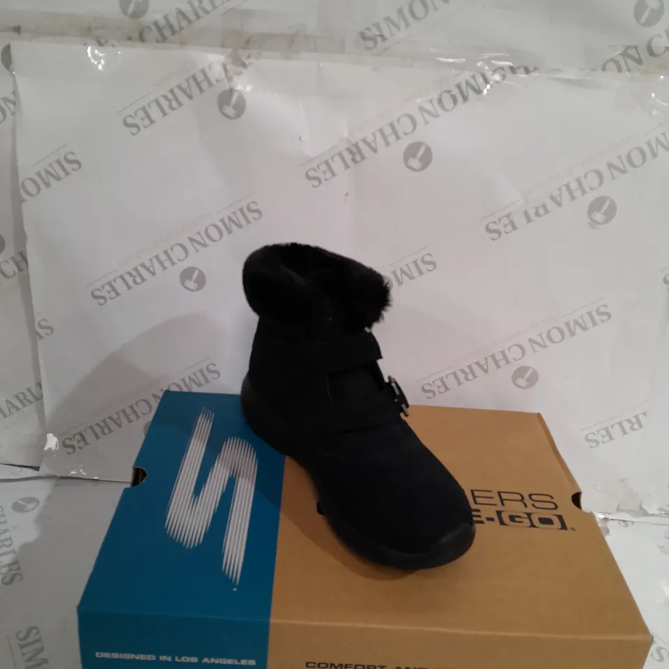 PAIR OF SKECHERS WINTER ON THE GO FAUX FUR TRIM BOOTS, BLACK - SIZE 5