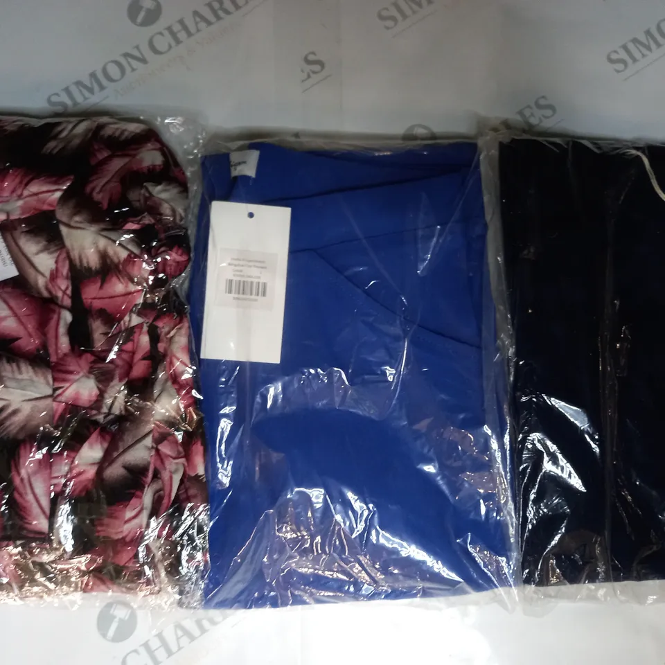 APPROXIMATELY 5 ASSORTED CLOTHING ITEMS IN VARIOUS STYLES AND SIZES