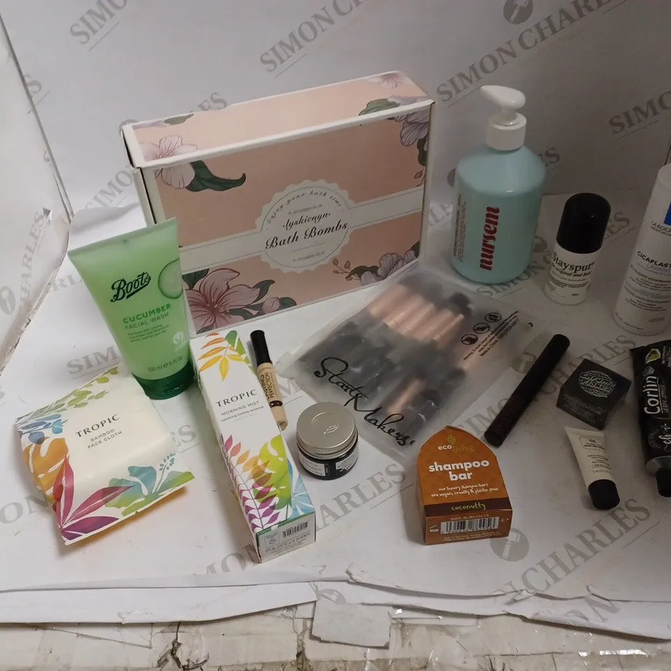 LOT OF APPROX 20 ASSORTED HEALTH AND BEAUTY ITEMS- BATH BOMB SET, MAKEUP BRUSH SET,THE BODY SHOP EYE MASK