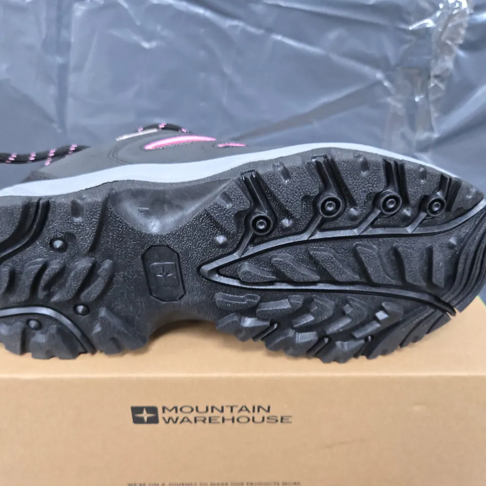 BOXED PAIR OF MOUNTAIN WAREHOUSE ADVENTURER WOMENS WATERPROOF WALKING SHOES IN BLACK/PINK - UK 5