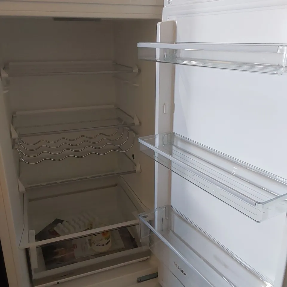 MIELE KD 4072 E LOW FROST FRIDGE FREEZER WHITE - UNPROCESSED RAW RETURN