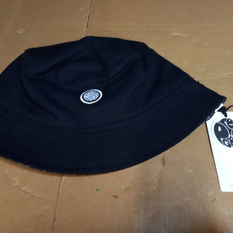 PRETTY GREEN PAISLEY BUCKET HAT 