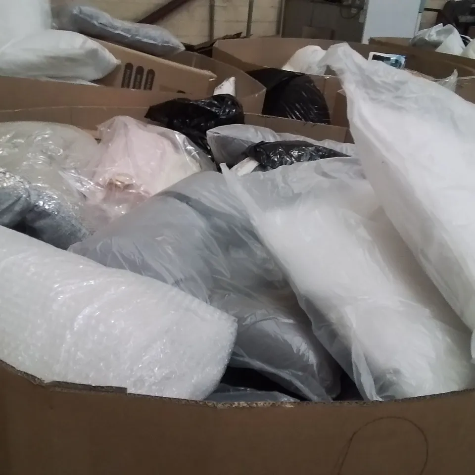PALLET CONTAINING A LARGE QUANTITY OF PILLOWS 