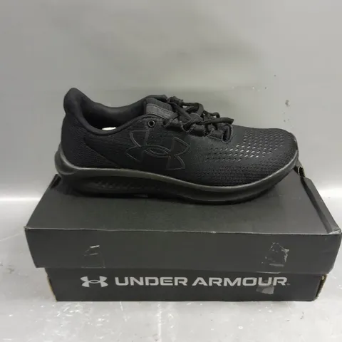 BOXED PAIR OF UNDER ARMOUR CHARGE PURSUIT TRAINERS IN BLACK - 5.5