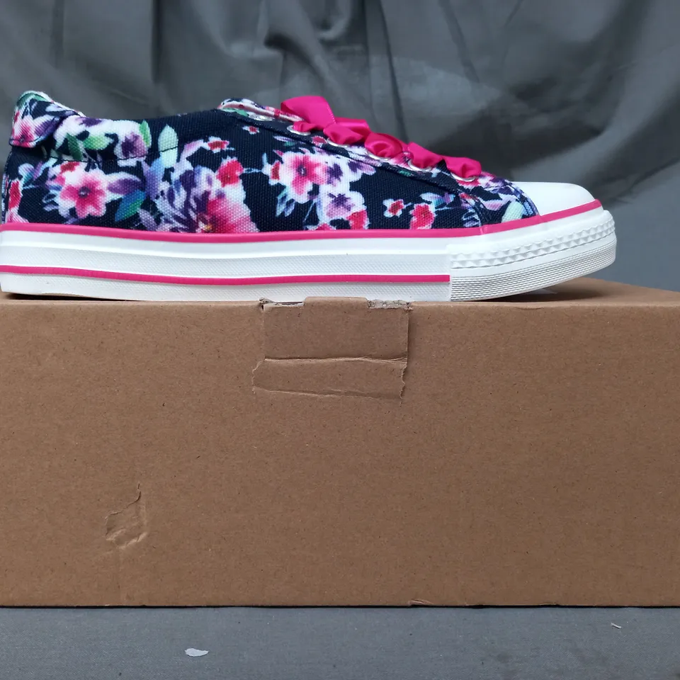BOXED PAIR OF JOE BROWNS SHOES IN NAVY/PINK FLORAL UK SIZE 5