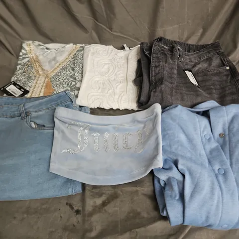 BOX OF APPROXIMATELY 20 ASSORTED CLOTHING ITEMS TO INCLUDE - TOPS - JACKET - JEANS - ETC