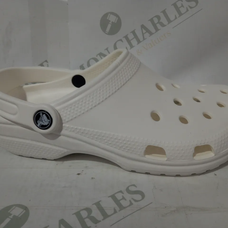 PAIR OF CROCS CLASSIC CLOGS IN WHITE UK SIZE M6/W7