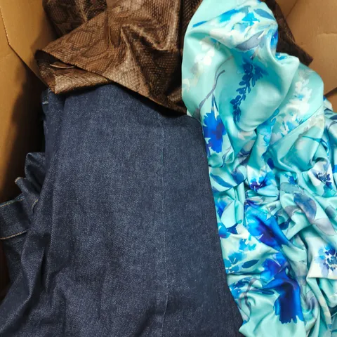 APPROXIMATELY 8 ASSORTED CLOTHING ITEMS IN VARIOUS SIZES & STYLES TO INCLUDE DENIM JEANS, JACKETS, SKIRT ETC