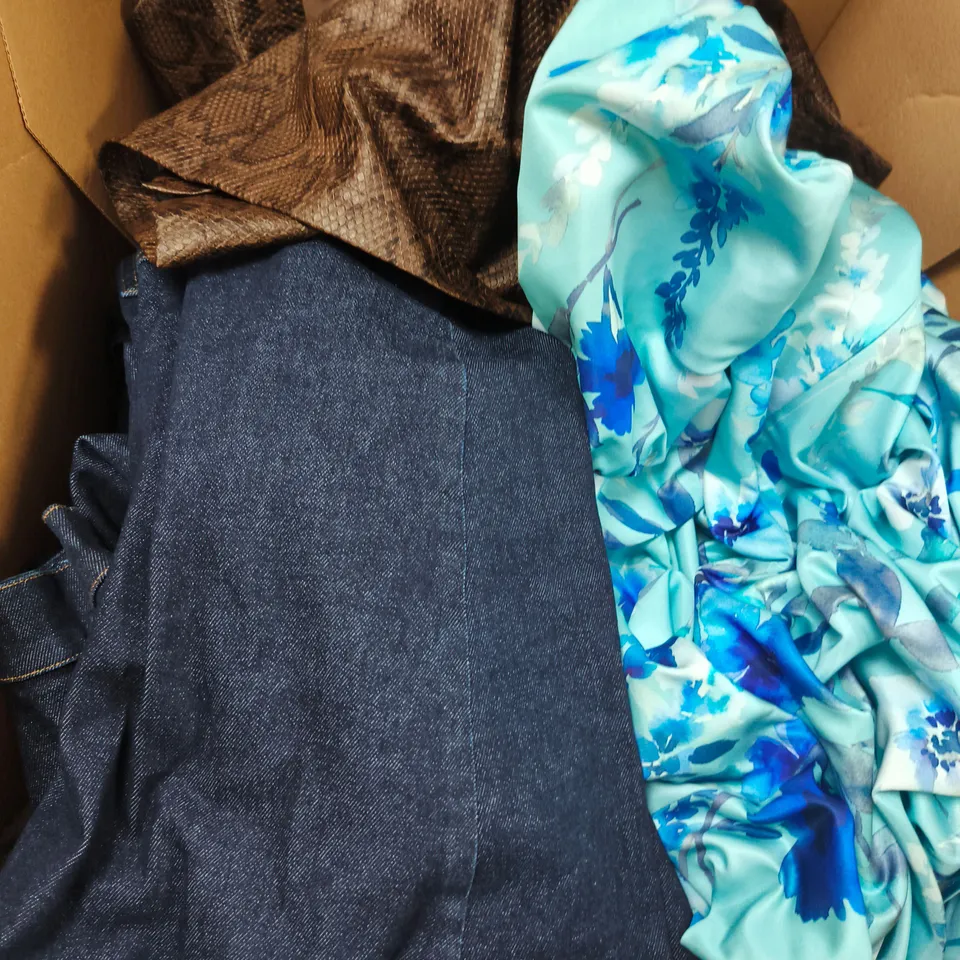 APPROXIMATELY 8 ASSORTED CLOTHING ITEMS IN VARIOUS SIZES & STYLES TO INCLUDE DENIM JEANS, JACKETS, SKIRT ETC