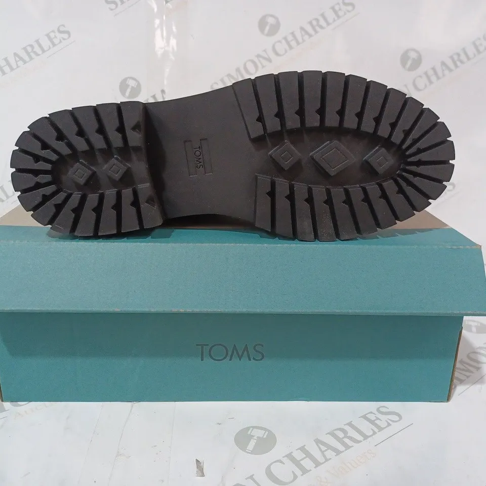 BOXED PAIR OF TOMS DAKOTA WATER RESISTANT BOOTS IN BLACK UK SIZE 5