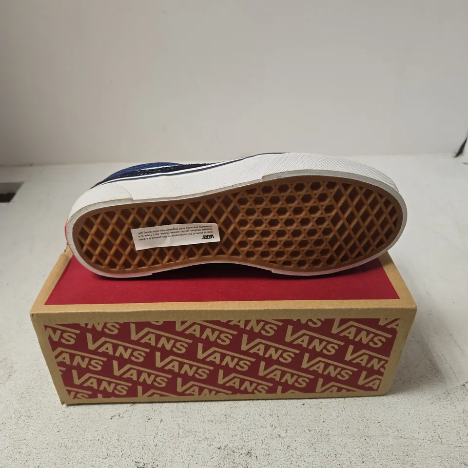 VANS NAVY SUEDE/MESH TRAINERS WITH WHITE SIDE STRIPE – UK 4