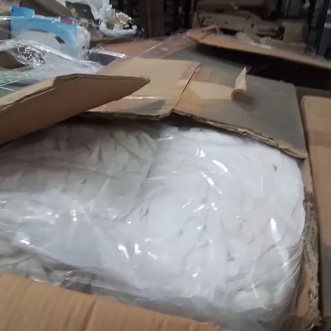 PALLET CONTAINING A LARGE QUANTITY OF COTTON STRING FOR TEA TOWELS 