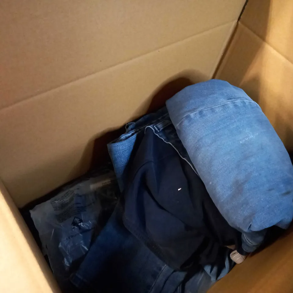 BOX OF APPROX 10 ASSORTED JEANS VARYING IN SIZE/COLOUR/STYLE