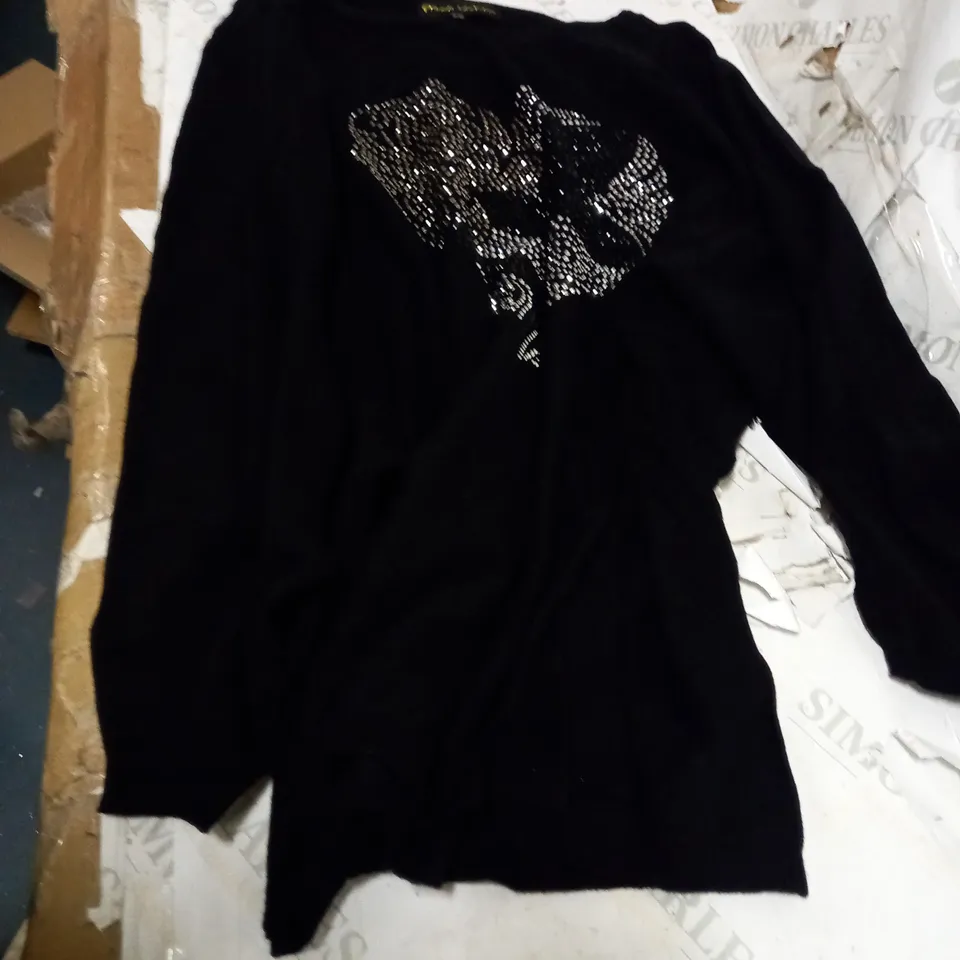 LOT OF APPROXIMATELY 5 ASSORTED CLOTHING ITEMS