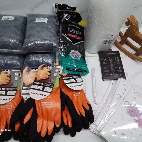 LOT OF APPROXIMATELY 22 BRAND NEW HOMEWARE ITEMS TO INCLUDE 4X GREY 4-PACKS OF CUSHION COVERS, 4X BENCHMARKS GLOVES AND NITRILE GLOVES