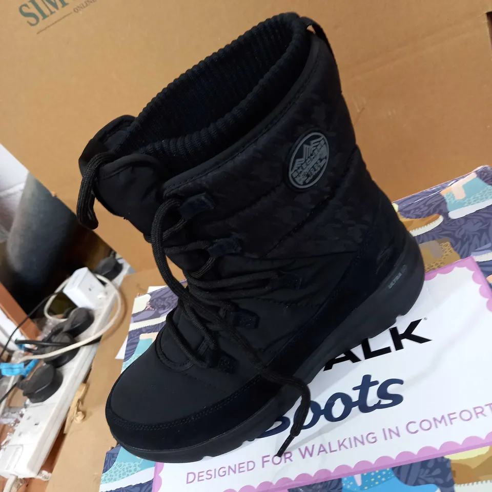 BOXED PAIR OF SKECHERS "GO WALK" BLACK QUILTED MID-CALF SNOW BOOTS, UK SIZE 5