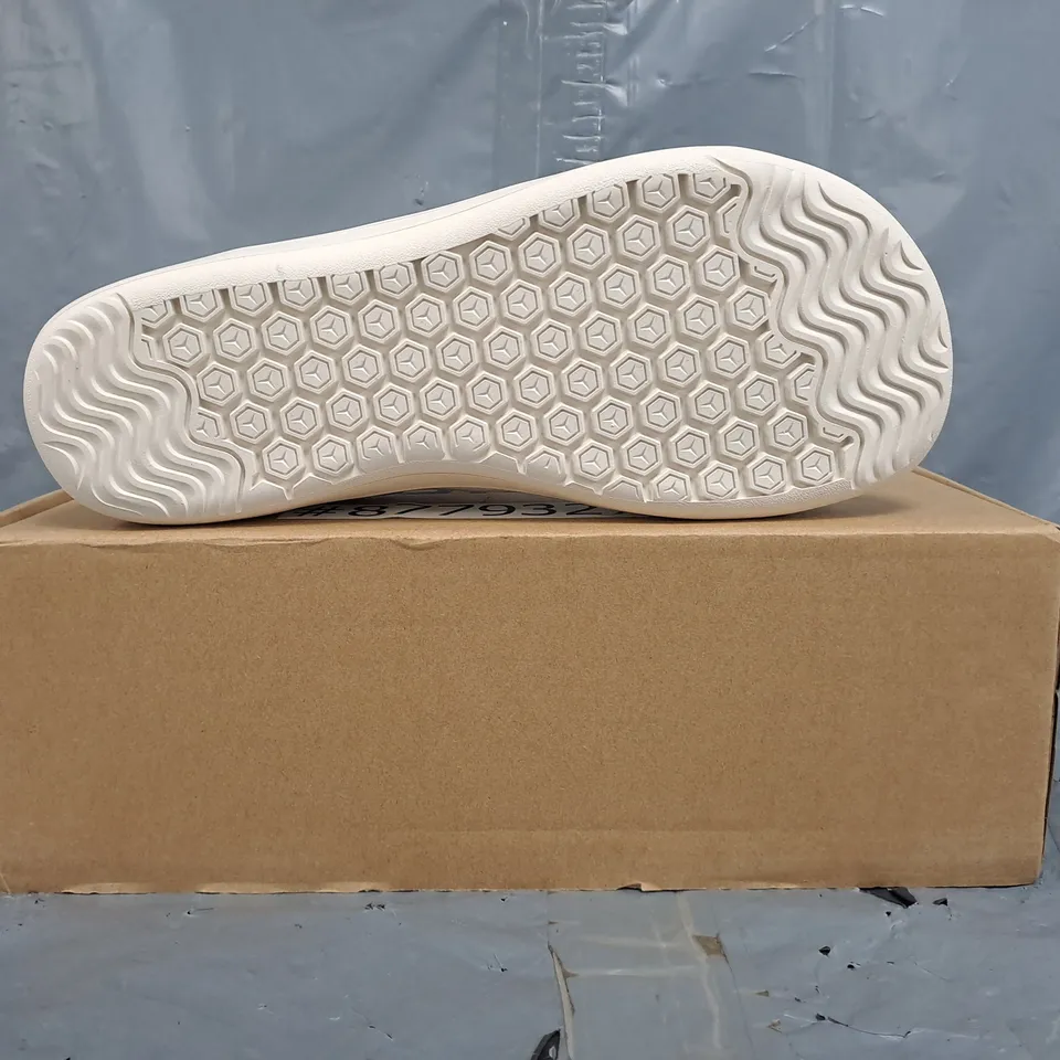 BOXED PAIR OF HOBIBEAR SHOES IN WHITE SIZE EU 40