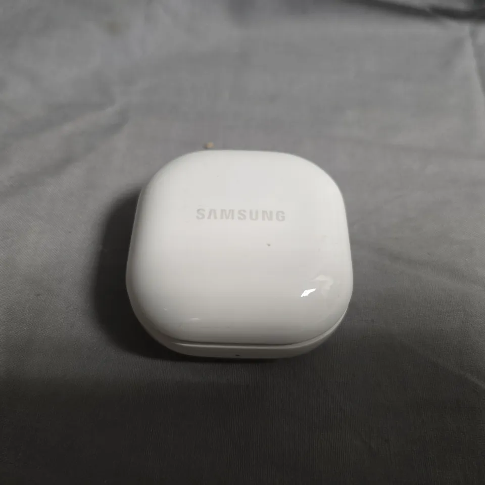 SAMSUNG WIRELESS EARBUDS WITH CHARGING CASE – WHITE (SM-R177)