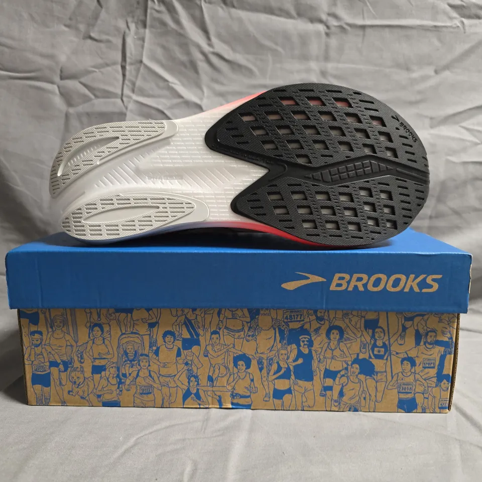 BOXED PAIR OF BROOKS HYPERION GTS TRAINERS IN WHITE/CORAL/ORANGE SIZE UK 5.5