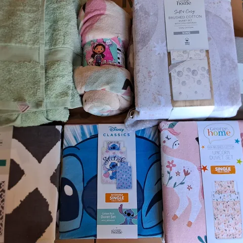 LOT OF APPROXIMATELY 15 ASSORTED HOME FABRIC ITEMS TO INCLUDE DISNEY STITCH DUVET AND GABBY DOLLHOUSE THROW